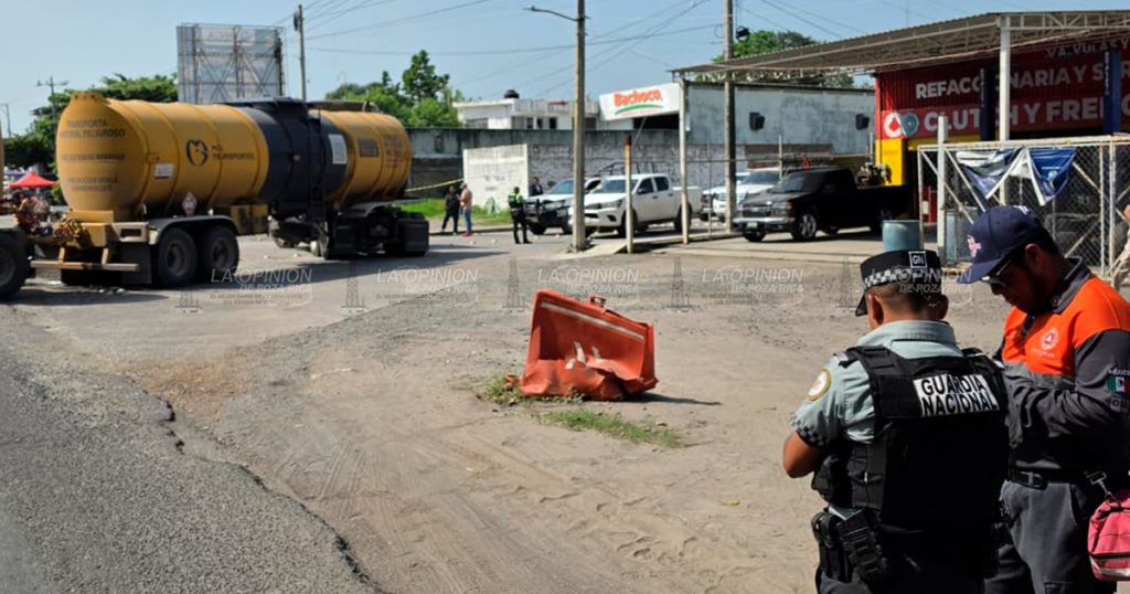 Mujer muere atropellada por pipa de doble remolque en carretera federal de Tierra Blanca