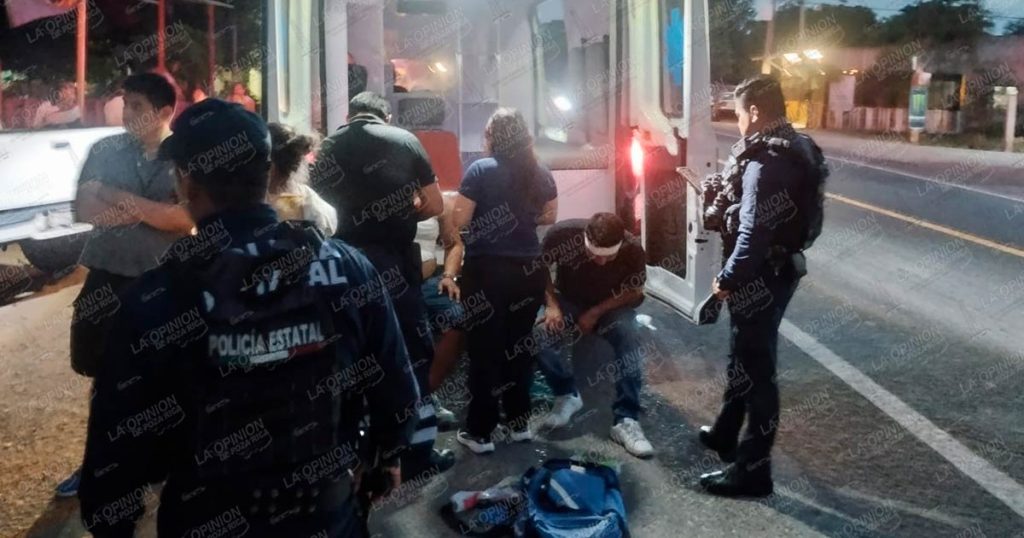 Presunto estado de ebriedad termina en aparatoso accidente en Zacate Colorado; tres ocupantes resultan lesionados