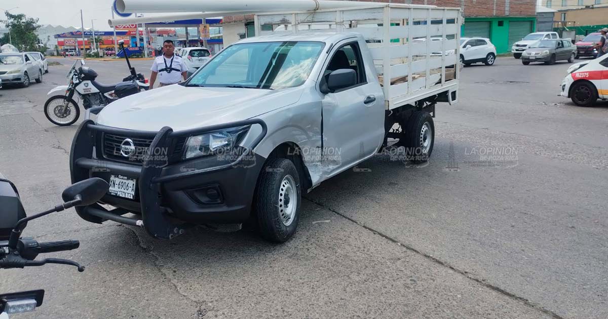 Choque entre taxi y camioneta provoca cierre parcial de la avenida Puebla, en Poza Rica