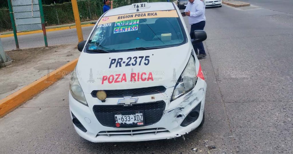 Choque entre taxi y camioneta provoca cierre parcial de la avenida Puebla, en Poza Rica
