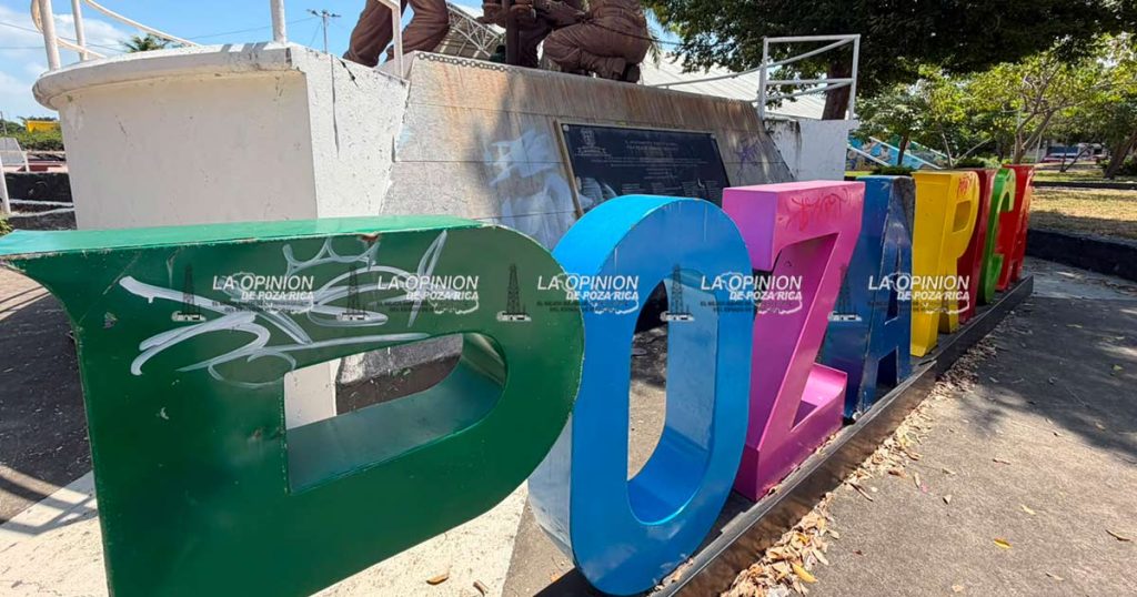 Denuncian deterioro y abandono en la Plaza Civica