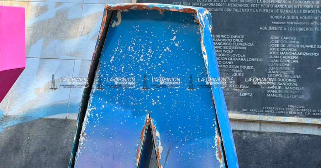 Denuncian deterioro y abandono en la Plaza Civica