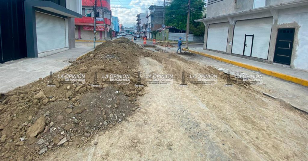 Mega fuga de agua en la colonia Tajín provoca indiscriminado desperdicio