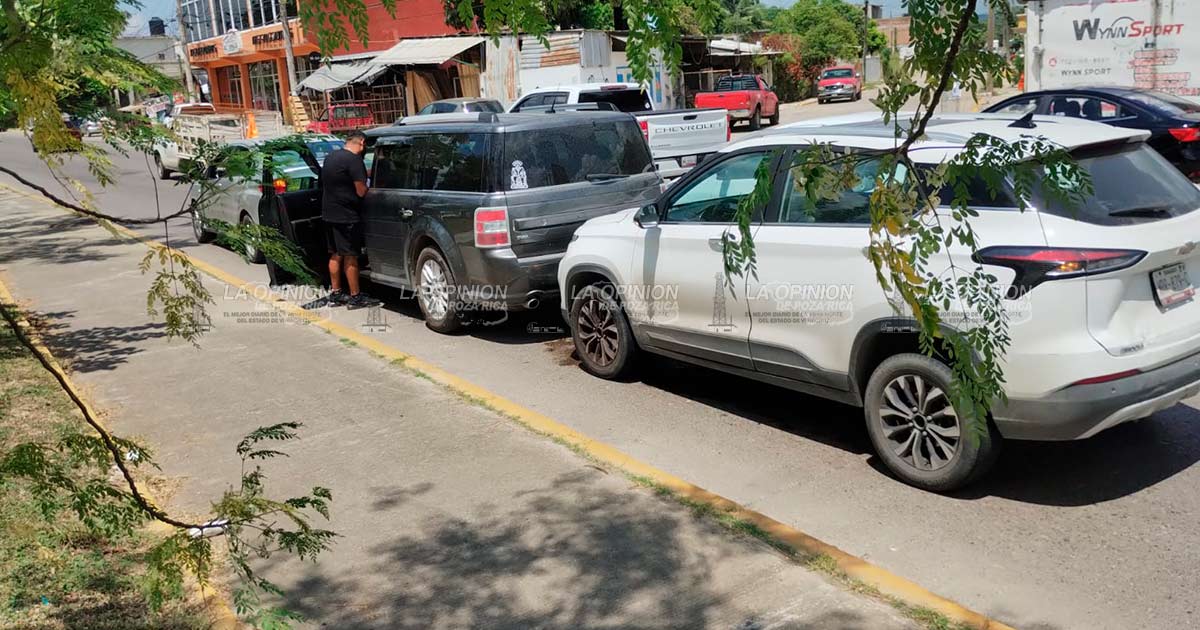 Carambola de tres vehículos provoca afectaciones viales en el bulevar Ruiz Cortines de Poza Rica