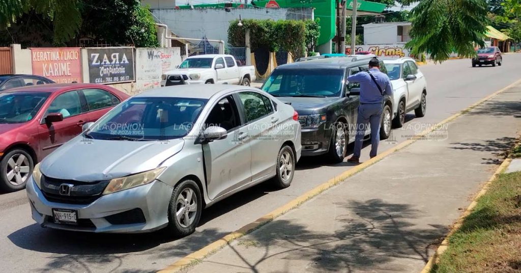 Carambola de tres vehículos provoca afectaciones viales en el bulevar Ruiz Cortines de Poza Rica