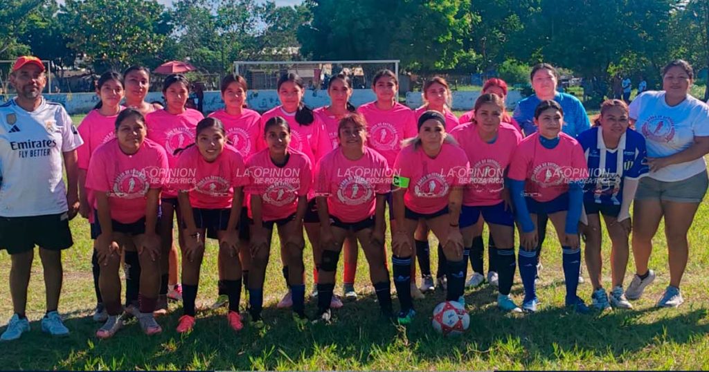 ¡Se reúnen las estrellas de la Liga de Futbol Femenil de Poza Rica!