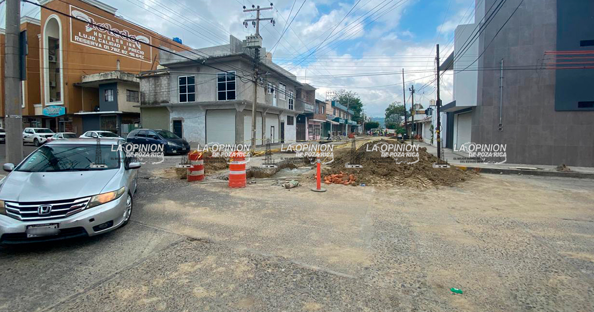 Mega fuga de agua en la colonia Tajín provoca indiscriminado desperdicio