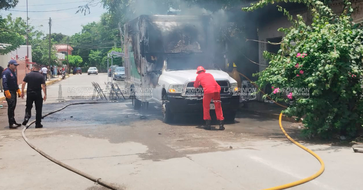 Camioneta de la CFE arde en llamas y moviliza a cuerpos de emergencia en la Morelos