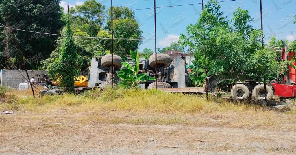 Grúa de 40 toneladas vuelca en San Miguel Mecatepec; derriba cableado y causa daños a viviendas