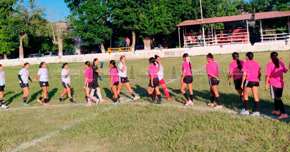 ¡Se reúnen las estrellas de la Liga de Futbol Femenil de Poza Rica!