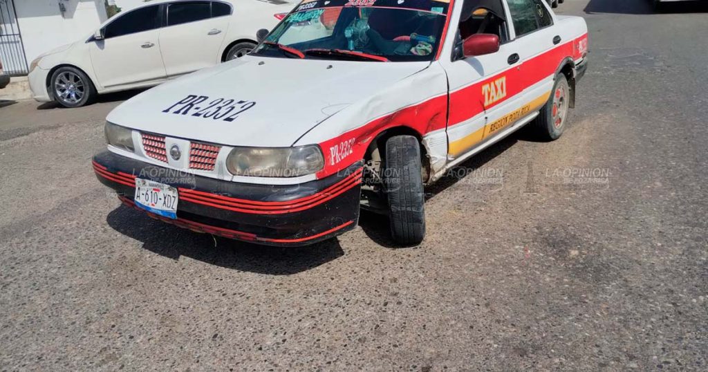 Choque entre taxi y camioneta provoca movilización frente a la Clínica 24 del IMSS en Poza Rica