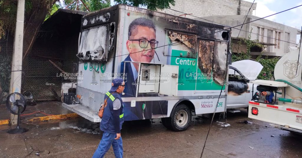 Camioneta de la CFE arde en llamas y moviliza a cuerpos de emergencia en la Morelos