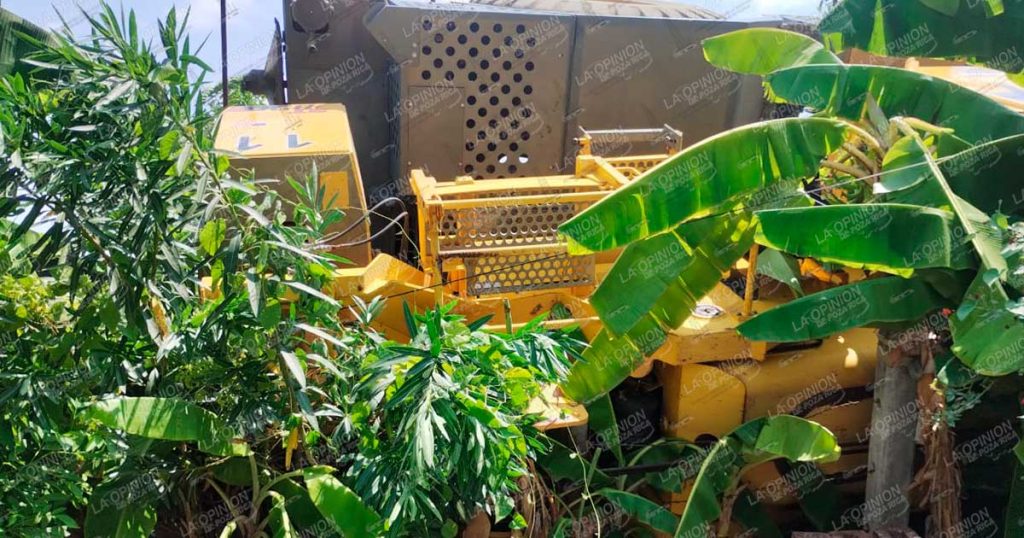 Grúa de 40 toneladas vuelca en San Miguel Mecatepec; derriba cableado y causa daños a viviendas