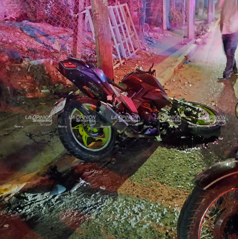 Conductor huye tras presunto corte de circulación y deja a motociclista gravemente herido en la Lázaro