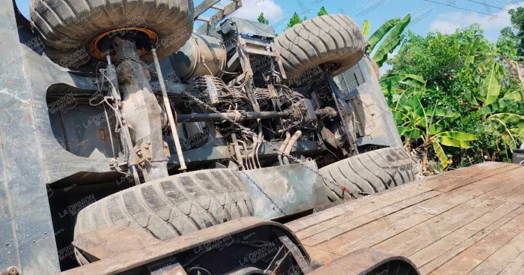 Grúa de 40 toneladas vuelca en San Miguel Mecatepec; derriba cableado y causa daños a viviendas