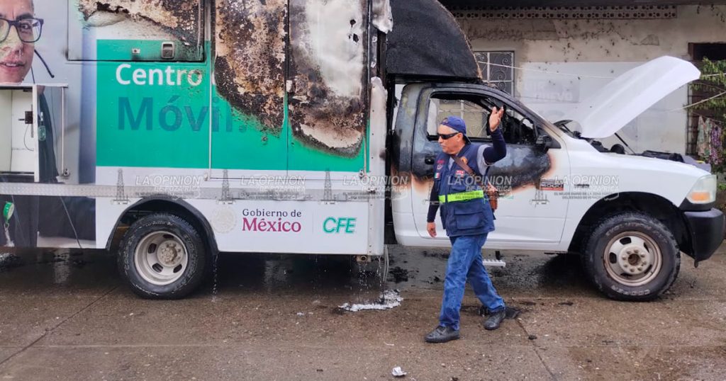 Camioneta de la CFE arde en llamas y moviliza a cuerpos de emergencia en la Morelos