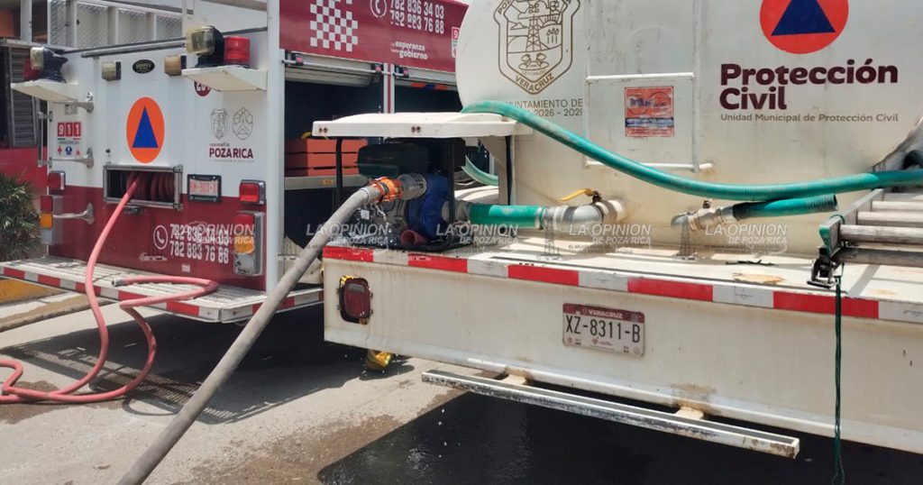 Camioneta de la CFE arde en llamas y moviliza a cuerpos de emergencia en la Morelos