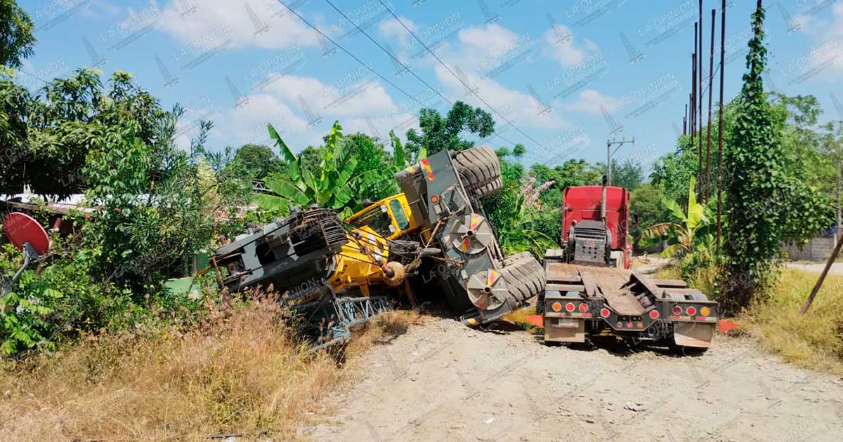 Grúa de 40 toneladas vuelca en San Miguel Mecatepec; derriba cableado y causa daños a viviendas