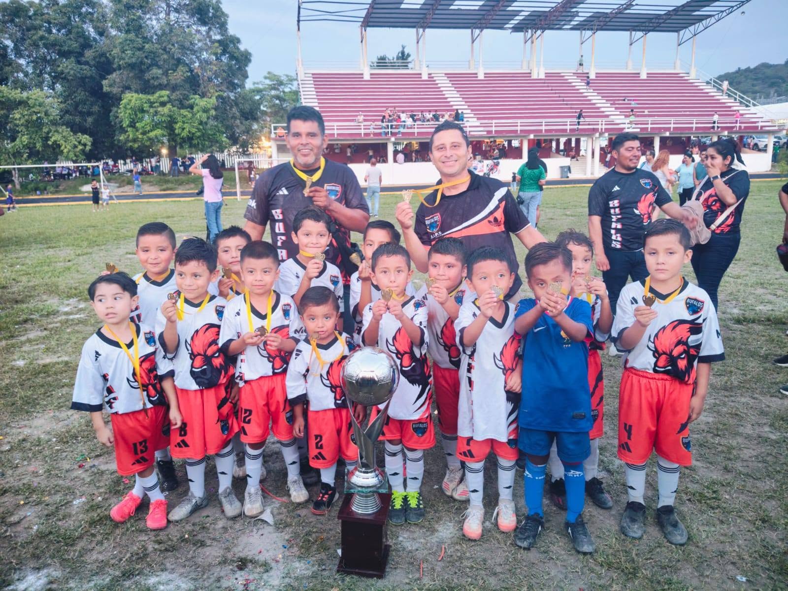 BÚFALOS COATZINTLA CONQUISTA EL CAMPEONATO DE BABYS DE LA LIGA INF. Y JUV.