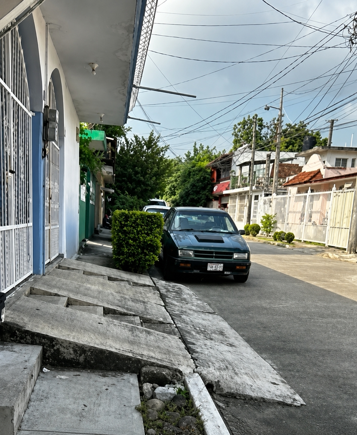 Rampas mal construidas ponen a peatones en riesgo