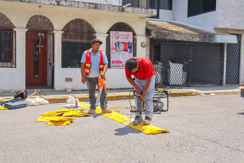 Instalan topes peatonales y reductores de velocidad para reforzar la seguridad vial