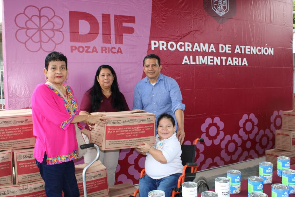 Entregan apoyos alimentarios a familias del CAM 56