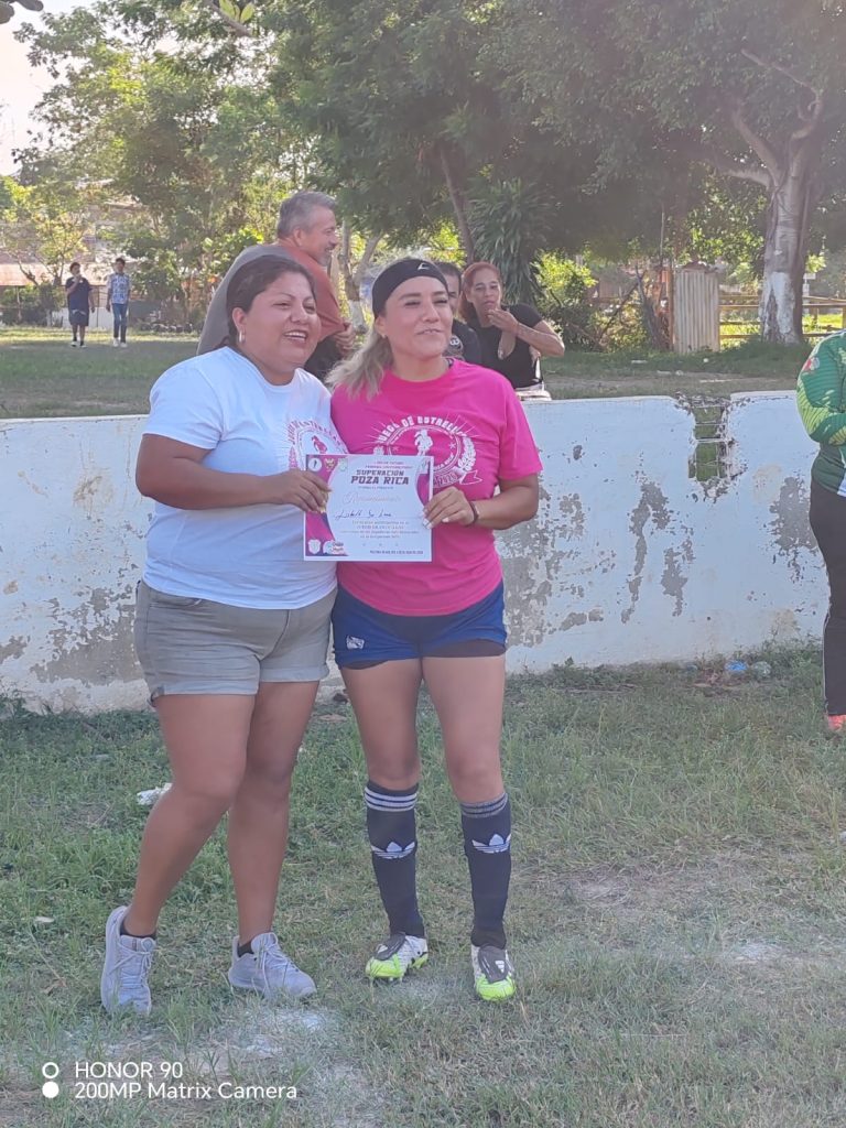 ¡Se reúnen las estrellas de la Liga de Futbol Femenil de Poza Rica!