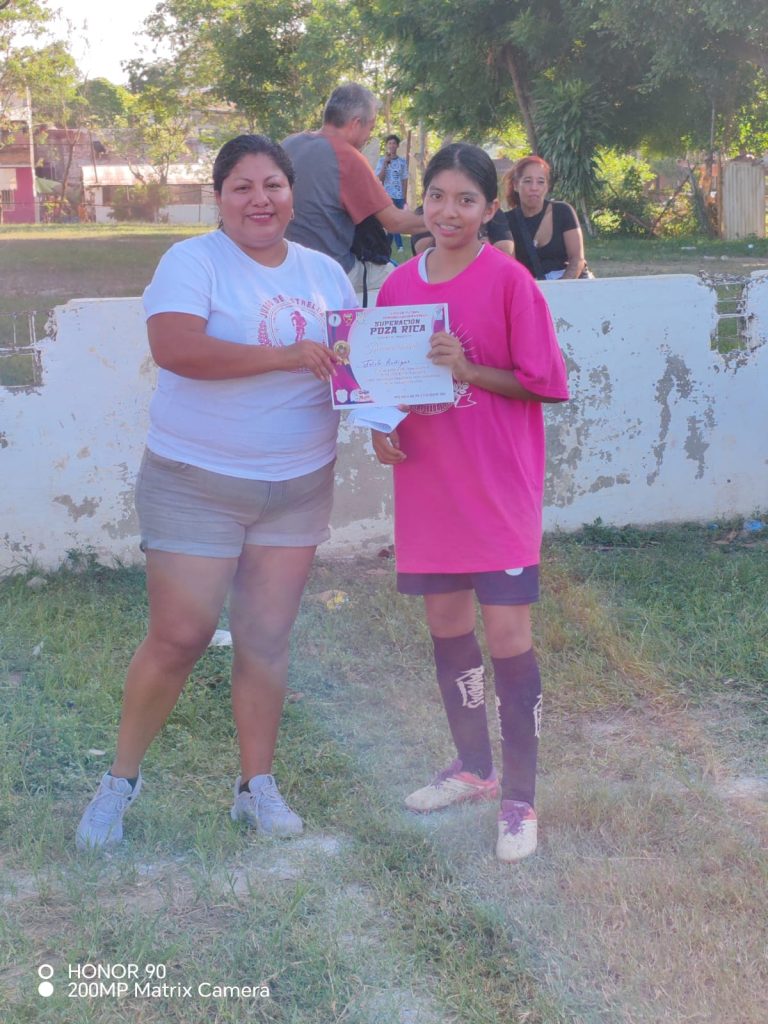 ¡Se reúnen las estrellas de la Liga de Futbol Femenil de Poza Rica!