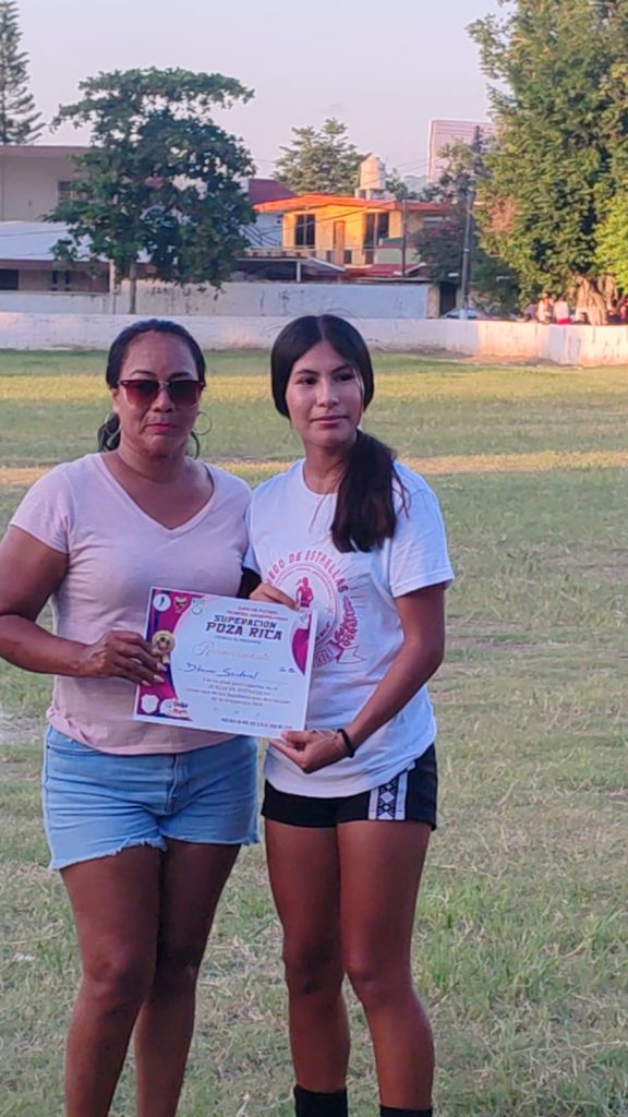 ¡Se reúnen las estrellas de la Liga de Futbol Femenil de Poza Rica!