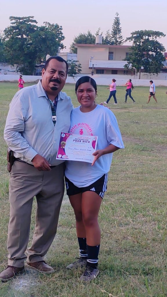 ¡Se reúnen las estrellas de la Liga de Futbol Femenil de Poza Rica!