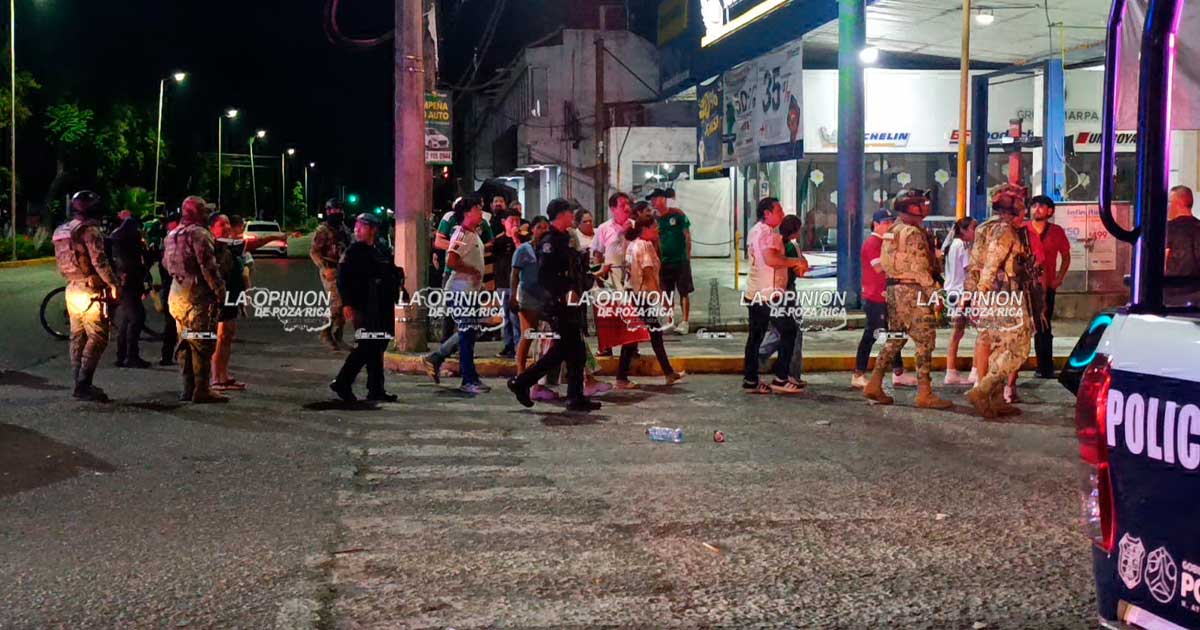 Retiran a aficionados del Reloj de la Paz