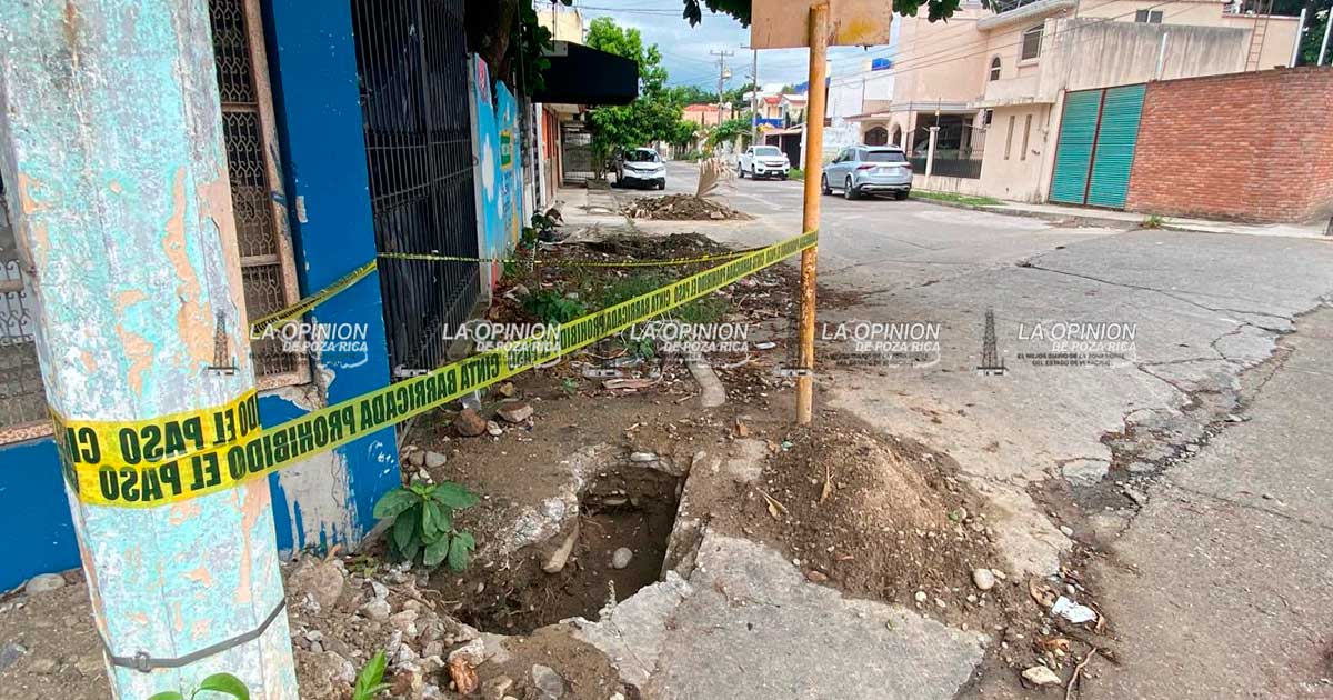 Acusan vecinos que CAEV rompe calles por fugas y no rehabilita Acusan vecinos que CAEV rompe calles por fugas y no rehabilita