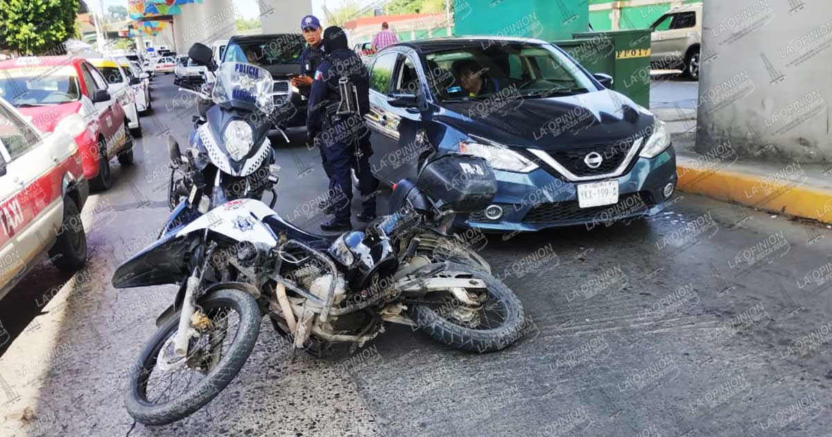 Motopatrulla de la Policía Municipal es impactada por automóvil en pleno centro de Poza Rica Motopatrulla de la Policía Municipal es impactada por automóvil en pleno centro de Poza Rica