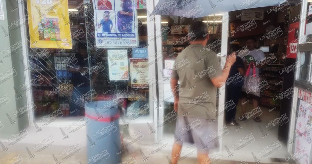 Camioneta se queda sin frenos y se impacta contra un Oxxo en Poza Rica; una mujer resulta lesionada Camioneta se queda sin frenos y se impacta contra un Oxxo en Poza Rica; una mujer resulta lesionada
