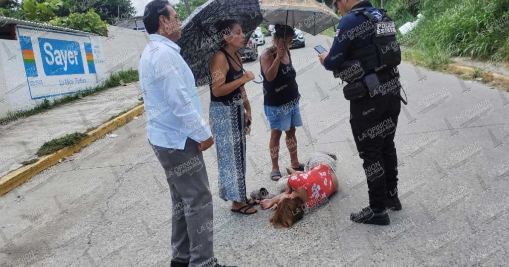 Automovilistas frustran fuga de taxista tras atropellar a joven en la colonia Yanga de Poza Rica Automovilistas frustran fuga de taxista tras atropellar a joven en la colonia Yanga de Poza Rica