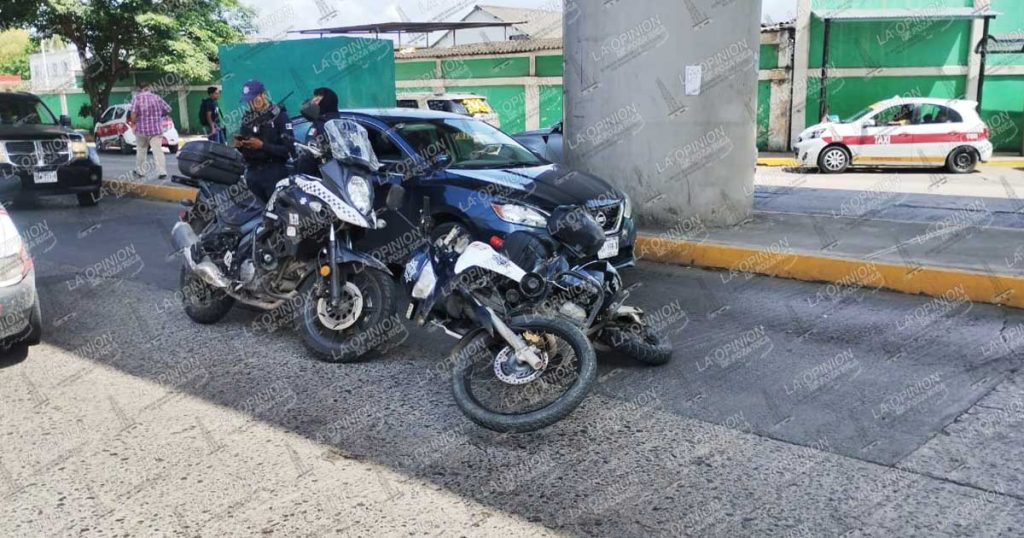 Motopatrulla de la Policía Municipal es impactada por automóvil en pleno centro de Poza Rica Motopatrulla de la Policía Municipal es impactada por automóvil en pleno centro de Poza Rica