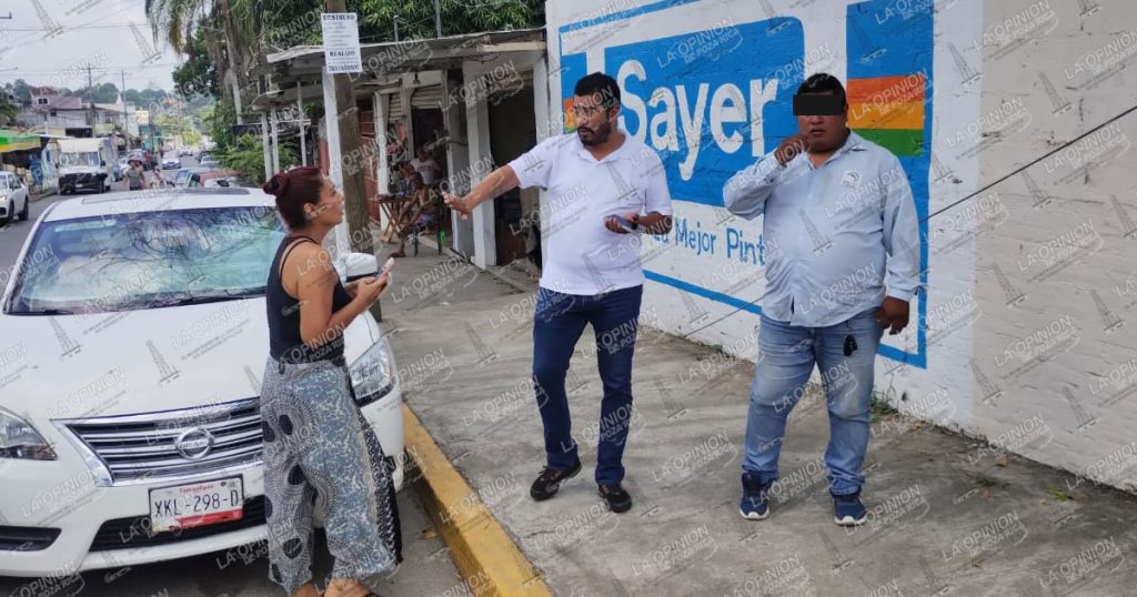 Automovilistas frustran fuga de taxista tras atropellar a joven en la colonia Yanga de Poza Rica Automovilistas frustran fuga de taxista tras atropellar a joven en la colonia Yanga de Poza Rica