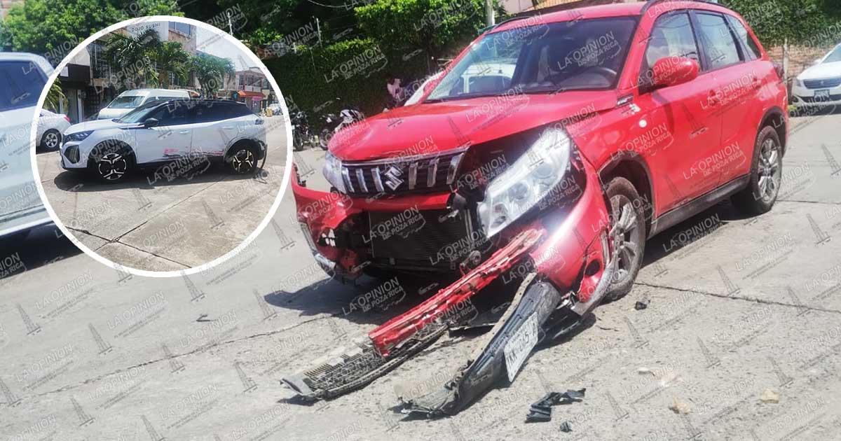 Choque entre dos camionetas deja cuantiosos daños en la colonia Cazones de Poza Rica Choque entre dos camionetas deja cuantiosos daños en la colonia Cazones de Poza Rica