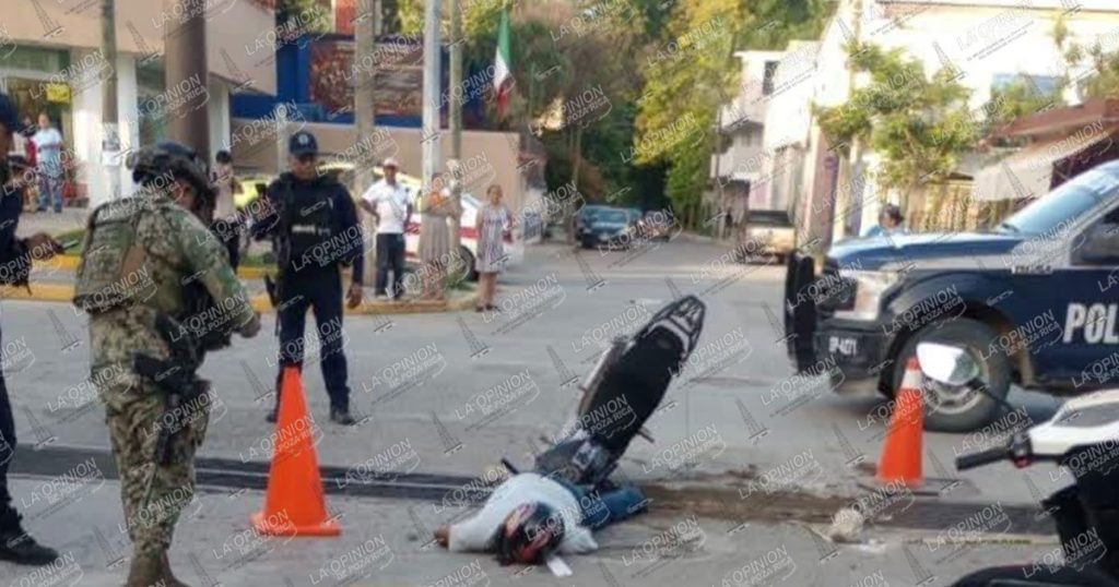 Motociclista lesionado tras caer en alcantarilla Motociclista lesionado tras caer en alcantarilla