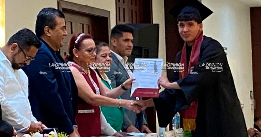 Destacan alumnos del CBTis en aprovechamiento Destacan alumnos del CBTis en aprovechamiento