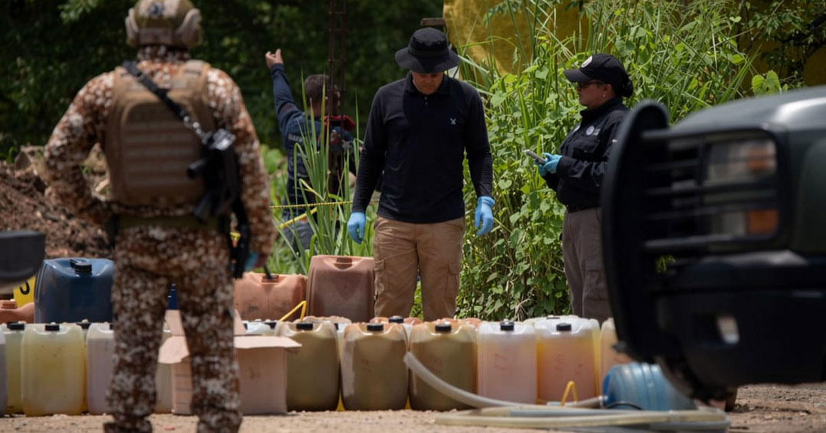 Aseguran presunto combustible ilegal durante cateo en cachimba de Sayula de Alemán Aseguran presunto combustible ilegal durante cateo en cachimba de Sayula de Alemán