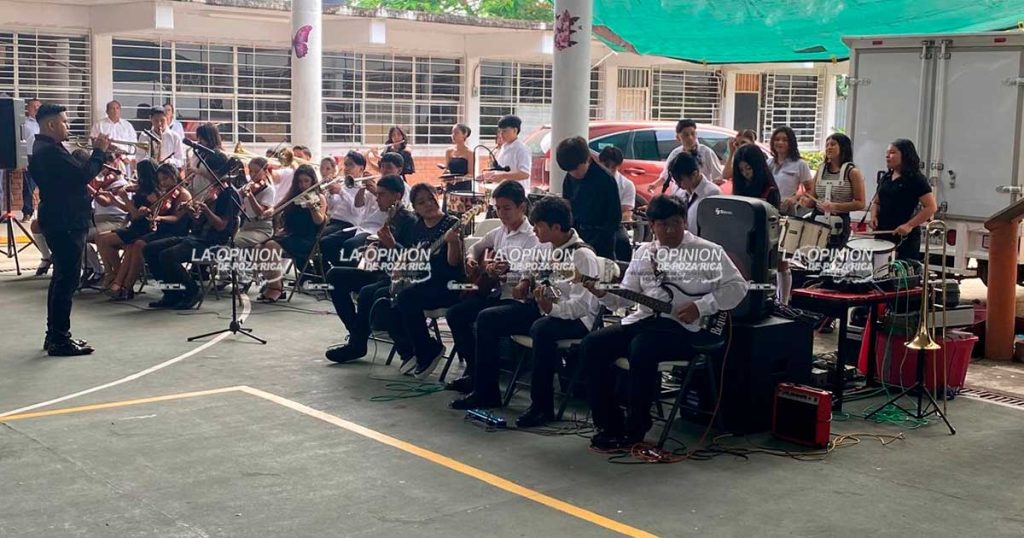 Reconocen aprovechamiento de alumnos en la Técnica 75 Reconocen aprovechamiento de alumnos en la Técnica 75
