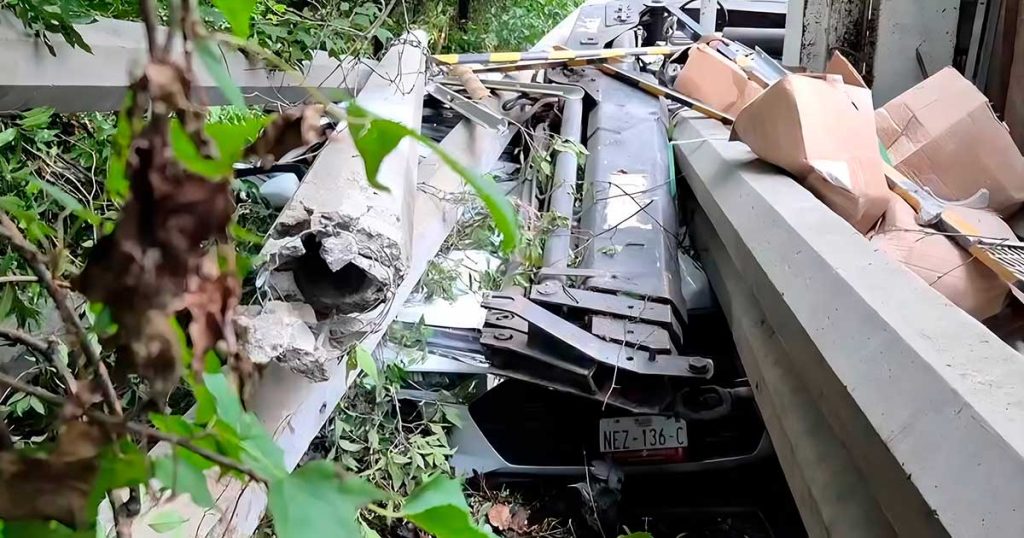 ¡Aplastados tras accidente carretero! ¡Aplastados tras accidente carretero!