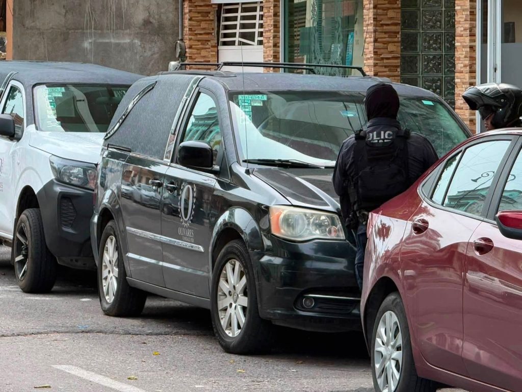 Policías “voltean” funerarias en cateos simultáneos