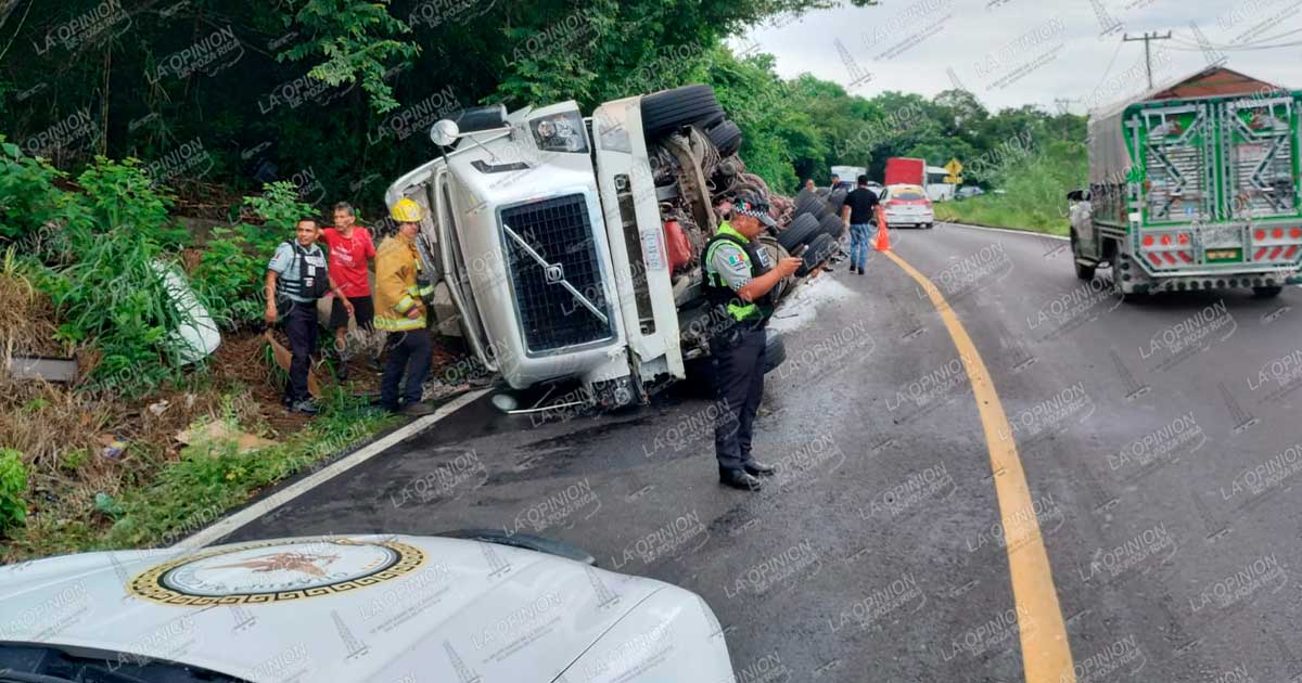 Volcadura de tractocamión sobre la carretera Poza Rica–Papantla
