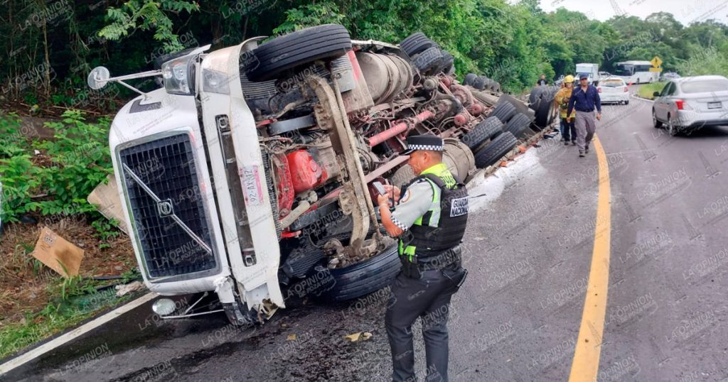 Volcadura de tractocamión sobre la carretera Poza Rica–Papantla