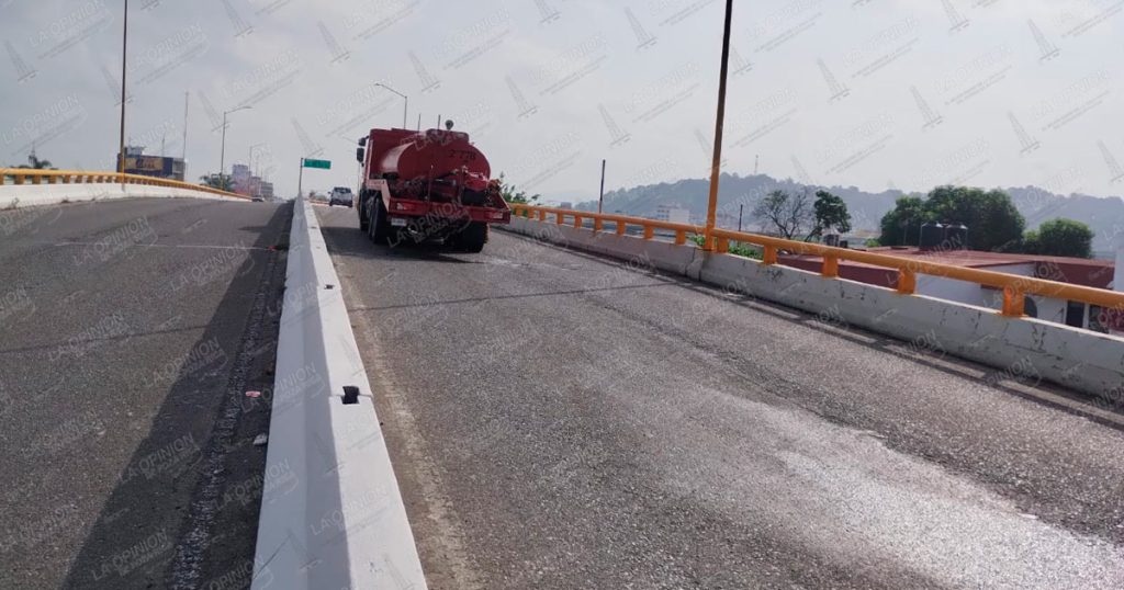 Camioneta del Ayuntamiento de Poza Rica se incendia sobre el distribuidor vial