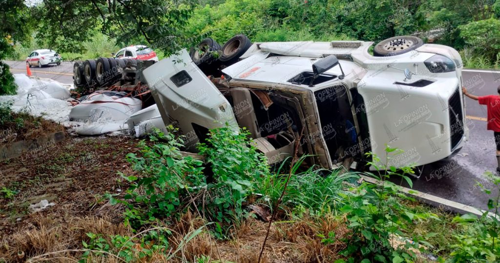 Volcadura de tractocamión sobre la carretera Poza Rica–Papantla