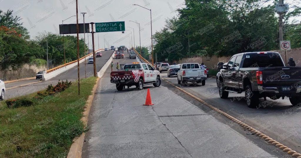 Camioneta del Ayuntamiento de Poza Rica se incendia sobre el distribuidor vial