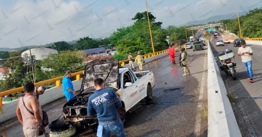 Camioneta del Ayuntamiento de Poza Rica se incendia sobre el distribuidor vial